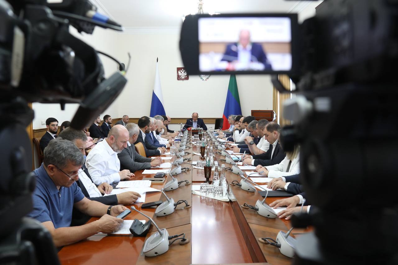 Абдулмуслим Абдулмуслимов проводит заседание республиканского штаба по подготовке объектов ЖКХ к осенне-зимнему периоду 2025-2026 годов Премьер-министр Дагестана заслушает доклады по следующим вопросам: Об уровне готовности электросетевого комплекса Республики Дагестан к прохождению летних пиковых нагрузок в 2025 году О ходе подготовки объектов жилищно-коммунального хозяйства к осенне-зимнему периоду 2025–2026 годов О ходе подготовки объектов энергоснабжения и газораспределения к осенне-зимнему периоду. На заседании Правительства Республики Дагестан 28 мая текущего года мною были определены конкретные задачи и контрольные сроки по подготовке энергетического комплекса республики к осенне-зимнему периоду. Сегодня нам необходимо определиться, как ведётся реализация этих установок, какие риски уже сейчас требуют вмешательства и где необходимо усилить работу», — начал заседание Абдулмуслим Абдулмуслимов.