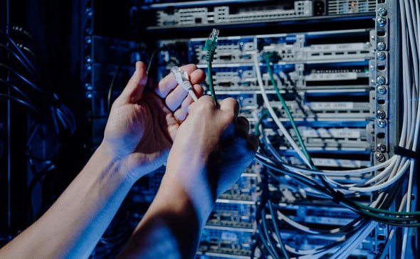 Затраты на дата центры в России к 2030 году могут составить 6 7 трлн руб на фоне экспоненциального роста создаваемой информации При этом четверть из затрат придется на ЦОДы для искусственного интеллекта К такому выводу пришли аналитики Совкомбанка Согласно исследованию российский IT рынок до 2030 года будет расти в среднем на 12 в год и увеличится с 3 3 трлн руб до 6 4 трлн руб по итогам 2024 го Наиболее привлекательным сегментом IT рынка будут услуги по аутсорсингу мощностей центром обработки данных Как будет развиваться рынок дата центров в материале РБК Фото Михаил Гребенщиков РБК Читать РБК в Telegram