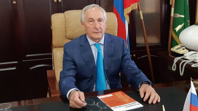 Обжаловать не удалось многомиллиардные активы экс главы ВС Адыгеи Трахова перешли в доход государства Иск об отчуждении активов Трахова и его близких уже был рассмотрен ранее и удовлетворен но ответчики его обжаловали Апелляционные жалобы были отклонены после чего решение предыдущей инстанции вступило в законную силу Судебный процесс об изъятии активов Трахова его сына и других родственников был инициирован Генпрокуратурой летом 2025 года В исковом заявлении говорилось что зарегистрированное на них имущество стоимостью более 2 5 млрд рублей было приобретено на незаконно полученные доходы   свои фото видео и истории присылайте нашему боту prostokrd bot Подпишись на наш канал в Telegram MAX