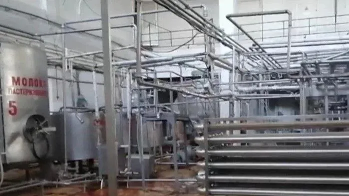 Вся продукция ООО Молоко в детсадах Орска и Новотроицка признана фальсификатом Роспотребнадзор начал проверку после сообщений о поставках фальсифицированного молока ООО Молоко Новотроицк в детсады Орска При визите на производство представители компании сначала не пустили инспектора на склад с готовой продукцией Через несколько часов доступ дали но к тому моменту предполагаемо фальсифицированный товар могли вывезти Специалисты отобрали остатки продукции в детсадах Орска и Новотроицка Лаборатория показала вся продукция ООО Молоко не соответствует нормативам и имеет признаки фальсификации Роспотребнадзор принял срочные меры прекращает действие деклараций о соответствии на продукцию производителя предписал отозвать фальсификат из оборота передал материалы в правоохранительные органы привлекает компанию к административной ответственности за препятствие проверке и выпуск небезопасной продукции Ситуация на особом контроле ведомства ВЕСТИ ОРЕНБУРЖЬЯ в telegram в MAX ВКонтакте