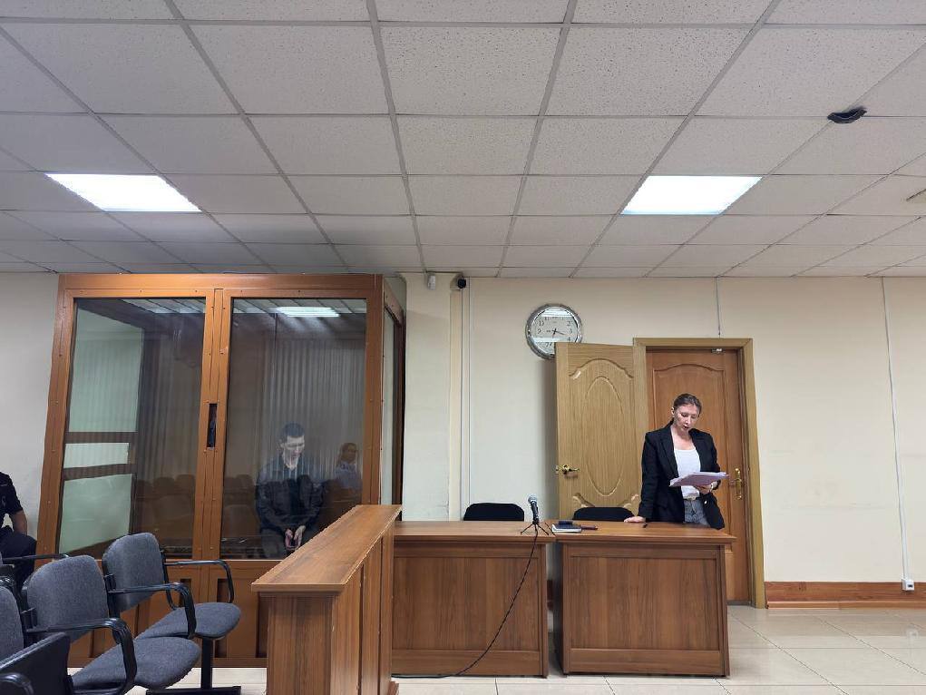 Жителя Красноярского края осудили за финансирование терроризма 36 летний мужчина получил 10 лет колонии за переводы денег экстремистской организации которая позже была признана террористической По данным суда с октября по июнь 2021 года он сделал пять переводов на сумму более 3 тысяч рублей Позже уже после официального признания движения террористическим ещё 13 переводов на сумму свыше 5 тысяч рублей На суде мужчина частично признал вину Он утверждает что не знал о статусе организации и отправлял деньги якобы на бытовые нужды её организатора Чита Сегодня Предложить свою новость Chita segodny bot