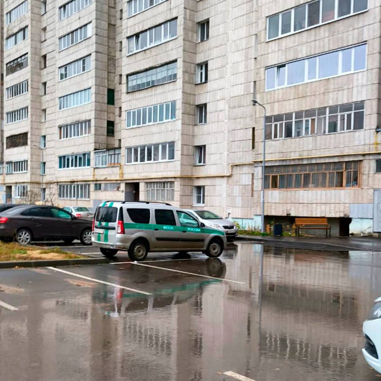 Квартиру казанского маньяка Птицына выставят на торги чтобы расплатиться перед жертвам и их родственникам Еще в 2022 году его приговорили к пожизненному за убийство трех и изнасилование семерых девушек Из за долга двухкомнатную квартиру на Симонова продадут а полученные деньги передадут потерпевшим Осужденному по закону оставят 2 млн рублей для обеспечения его минимальных нужд Казань на Максималках