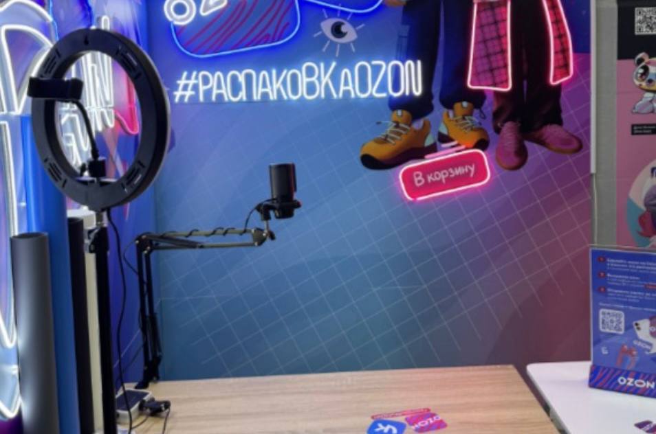 Ozon запускает новую инициативу в ряде московских пунктов выдачи заказов ПЗВ появятся специальные зоны для съёмки контента Что будет в зонах съёмки освещение стол с циклорамой фон штатив Цель проекта предоставить блогерам возможность снимать распаковки в профессиональных условиях без дополнительных затрат стимулировать авторов создавать полезный для клиентов контент Как отметила директор по операционному маркетингу Ozon Анастасия Оборотова обзоры и распаковки стали естественной частью покупательского опыта пользователи доверяют авторам и часто выбирают товары ориентируясь на их рекомендации Дополнительный контекст В феврале 2025 года Ozon начал тестировать программу монетизации для продавцов которые рекламируют свои товары в Telegram и ВКонтакте Следите за новостями на нашем канале Commers Estate Реализуйте свою недвижимость тут Commers Estate ads retailnews маркетплейс