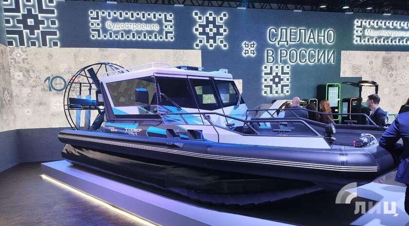 Региональный экспортный стандарт введут в Донбассе и Новороссии к 2027 году Региональный экспортный стандарт доказал свою эффективность в 85 субъектах РФ он будет распространен на все регионы страны к 2027 году Об этом сообщил премьер министр РФ Михаил Мишустин Об этом сообщает корреспондент ЛИЦ У нас есть некоторые подходы и решения которые уже доказали свою эффективность для предпринимателей такие как Региональный экспортный стандарт Он сейчас применяется в 85 субъектах а с 2027 года будет использоваться по всей стране сказал он на пленарном заседании форума Сделано в России Мишустин отметил что Россия переориентирует свой экспорт на рынки Евразийского экономического союза Содружества Независимых Государств БРИКС Шанхайской организации сотрудничества Несмотря на это даже недружественные страны продолжают закупать российскую продукцию Поставки за рубеж машиностроительной продукции ежегодно превышают два триллиона рублей Хорошо известны в мире наши биотехнологии вакцины лекарства органические продукты добавил премьер Глава Правительства призвал создать в регионах максимально благоприятную среду для деловой активности а также усилить меры по развитию бренда Сделано в России Международный экспортный форум Сделано в России проводится ежегодно с 2012 года В этом году в национальном центре Россия была представлена продукция более 30 предприятий страны в том числе современные биопротезы БПЛА VR технологии робо помощники и одежда отечественных брендов