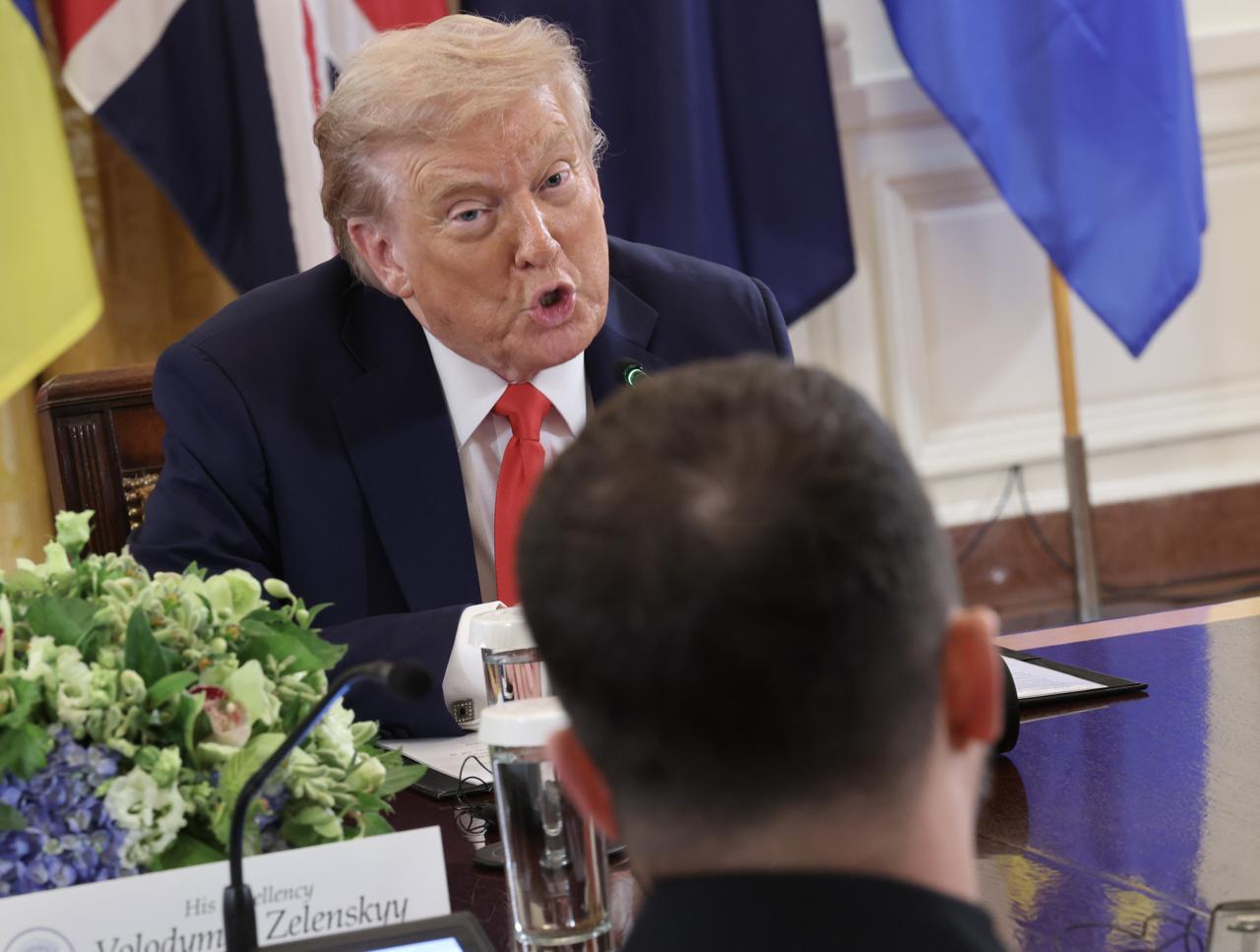 Трамп сообщил что через две недели станет ясно будет ли мир на территории Украины Через две недели ситуация с украинским урегулированием прояснится возможно придется действовать иначе сообщил президент США Новости Дня