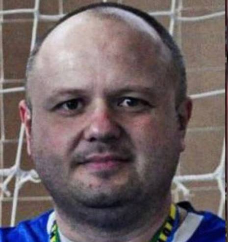 Экс-замглавы лискинского отдела МВД ушёл на СВО после обвинений в убийстве бизнесмена  Об этом сообщил собственный источник.   До этого Дмитрий Колтунов находился в СИЗО. При этом сообщник бывшего полицейского – Андрей Дегтярёв – остаётся изолирован от общества. Уголовное дело об убийстве всё ещё расследуют.  Напомним, в ноябре 2024-го на трассе Кемерово – Новосибирск нашли тело воронежского бизнесмена Максима Пермякова. Рядом с трупом обнаружили автомобиль мужчины. Позже оказалось, что Колтунов пытался инициировать ДТП и скрыть следы преступления.  Вероятная причина убийства – любовный треугольник.