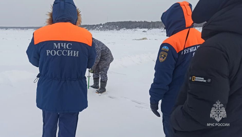 Повысили тоннаж  В Якутии по ледовой переправе муниципального значения через реку Лена теперь можно проехать на транспорте весом до 10 тонн между селами Мохсоголлох и Качикатцы.   В регионе в настоящее время функционирует 28 официальных ледовых переправ. Инспекторы напоминают о необходимости пользоваться только установленными маршрутами, а также соблюдать ограничения по весу и внимательно следить за информационными знаками.  За несанкционированный выезд на лед предусмотрены административные меры: гражданам грозит штраф в размере от трех до пяти тысяч рублей, должностным лицам – до 50 тысяч. Организациям за подобные нарушения придется заплатить до одного миллиона рублей.  Фото: МЧС России по РС  Я