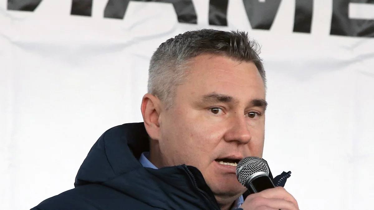 Алексей Коробков проработал главой Новокуйбышевска менее года Городская дума Новокуйбышевска рассмотрела вопрос о досрочном сложении полномочий главы города Александра Коробкова Это связано с отставкой чиновника по собственному желанию Алексей Коробков экс глава Куйбышевского района Самары занял должность исполняющего обязанности главы Новокуйбышевска в ноябре прошлого года Соответствующее решение принял губернатор Самарской области Вячеслав Федорищев Предыдущий руководитель Новокуйбышевска Сергей Марков в сентябре 2023 года написал заявление о сложении полномочий по собственному желанию После отставки Сергея Маркова исполняющим обязанности главы города был Владимир Никерясов В декабре прошлого года Алексей Коробков был утвержден главой Новокуйбышевска kommersant volga