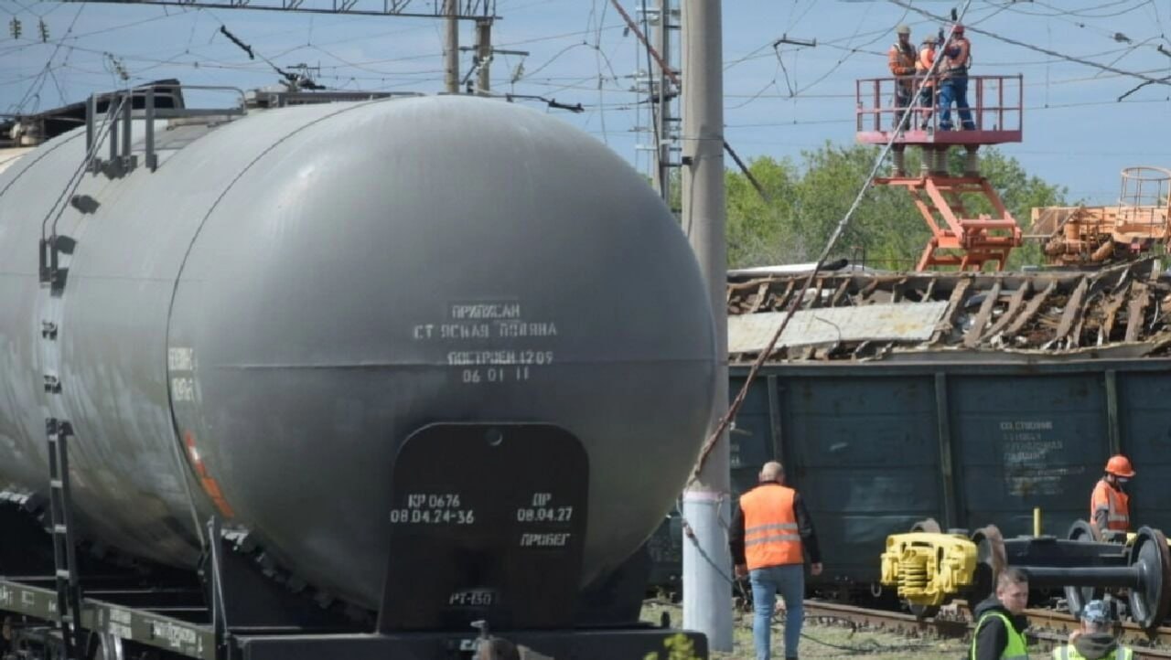 Волгоградский подросток получил ожоги при попытке сделать селфи на вагоне Накануне днем на территории ж/д ст. Бекетовская в Кировском районе Волгограда 13-летний подросток залез на корпус отцепленного грузового вагона, стоявшего на путях. Целью подростка стала попытка сделать селфи. В какой-то момент юноша дотронулся до элементов, находящихся под напряжением. Мощный разряд тока стал причиной серьезных ожогов. Экстренно прибывшие медики госпитализировали пострадавшего в медицинское учреждение, где ему оказывается необходимая помощь. Подписаться