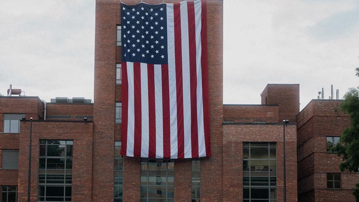 Генпрокуратура объявила нежелательной организацией Университет Джорджа Вашингтона Вместо предоставления качественного образования частный американский исследовательский университет использует свои ресурсы для финансирования иноагентов антироссийских выступлений дискредитирующих нашу страну в привязке к проведению СВО Для этого на базе вуза создан специальный аналитический центр Так называемые исследователи также запустили медиаресурс который тиражирует материалы нежелательных объединений содержащие призывы к властям США об усилении санкционного давления на Россию заявили представители ведомства Университет Джорджа Вашингтона англ The George Washington University открыли в США в 1821 году Своё нынешнее название вуз носит с 1904 года Фото Candice Tang Keystone Press Agency Global Look Press Подписаться Связаться Поддержать Patreon Boosty