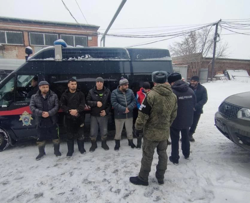 В Советском районе Челябинска силовики провели рейд среди мигрантов  По данным отдела, за нарушение режима пребывания на территории Российской Федерации к административной ответственности привлечены трое граждан ближнего зарубежья.    Военный следственный отдел СКР по Челябинскому гарнизону   Урал-пресс-информ