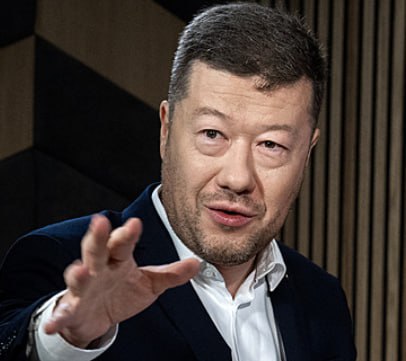 Член палаты депутатов Чехии призвал выдворить из страны часть украинских беженцев Томио Окамура подчеркнул что из за них ухудшилась доступность арендного жилья а чехи вынуждены больше стоять в очередях в соцучреждениях По его плану остаться в Чехии смогут только те украинцы которые работают на не востребованных у граждан должностях Подписаться на RT ТГ Зеркало MAX