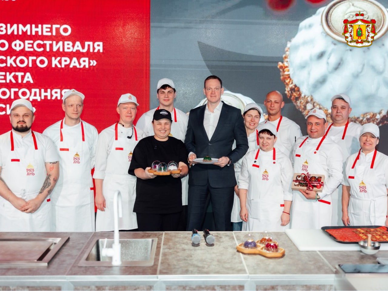 Павел Малков стал участником презентации VIII Ресторанного фестиваля русской кухни Кухня Рязанского края В гастрономических рядах Национального центра Россия проект знакомит жителей и гостей столицы с традиционной кухней региона самобытными блюдами из разных муниципальных образований и локальными продуктами В рамках презентации состоялись мастер классы и дегустация блюд от ведущих поваров области гастрономического бренда Рязани Калинника хрустящих корзинок с томленой уткой драчены с пшеном грибами и щучьей икрой губенки гречневой с грибами лесными и говяжьей голяшкою растомленою былинного солотчинского камня с земляничным джемом каравайцев рязанских леденцов и многого другого Блюда приготовлены на основе старинных рецептов собранных рязанскими поварами в ходе экспедиций по деревням области Губернатор Павел Малков подчеркнул Рязанский регион стремительно развивается в туристическом направлении появляется всё больше благоустроенных территорий кафе и ресторанов Гостей нашей области ждёт много интересных гастрономических мест рязанскаяобласть Подписывайтесь на наш канал в МАХ