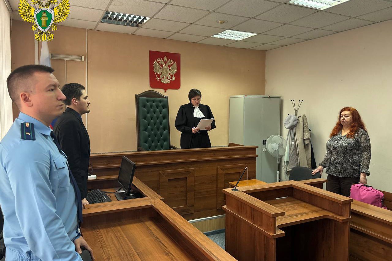 В Екатеринбурге вынесли приговор парню 2007 года рождения который резал ножом прохожих Мотив нападений на незнакомых людей он объяснить не смог Суд признал его виновным в покушении на убийство двух и более людей и отправил в колонию общего режима на четыре года и шесть месяцев По данным прокуратуры региона вечером 22 марта 2025 года в подъезде дома на Щорса пьяный подросток не менее восьми раз ударил ножом в область спины и головы незнакомого ему мужчину В этот же вечер проходя у дома на Уктусской 47 он попытался убить прохожего ударив его ножом в область груди и живота Спасти пострадавших удалось благодаря своевременно оказанной медицинской помощи Судом удовлетворены частично исковые требования одного из потерпевших о взыскании с осужденного материального вреда на сумму 300 тысяч рублей прокуратуры региона justmediaru