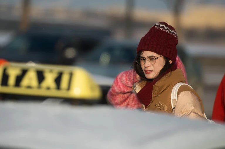 Ингушетия возглавила рейтинг регионов Российской Федерации по самому дешевому ценнику за такси За километр поездки там придётся заплатить всего 17 86 рубля следует из анализа данных Единой межведомственной информационно статистической системы ЕМИСС При этом средняя стоимость километровой поездки на такси в РФ составляет 47 5 руб В топ регионов с самым дешёвым такси вошли также Липецкая область 23 34 руб Брянская область 25 77 руб Омская область 26 88 руб Тверская область 26 8 руб Список регионов с самой высокой стоимостью поездки на такси возглавил Ненецкий АО Там проехав один километр пассажир должен заплатить 170 руб Ненамного отстают Ямало Ненецкий АО со 154 55 руб за километр и Чукотский АО где поездка обойдётся в 125 руб за километр Подписаться на truekpru Читать нас в MAX