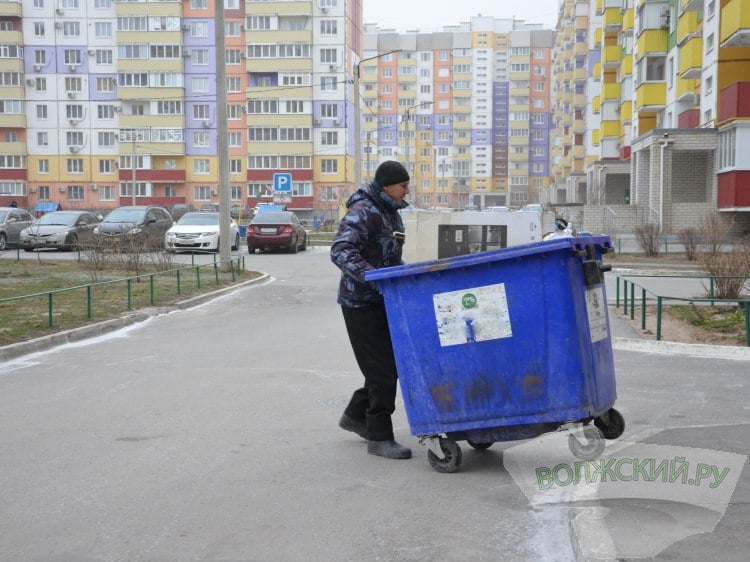 В Волгоградской области ещё раз поднимут тариф на вывоз мусора  В Волгоградской области комитет тарифного регулирования утвердил новые тарифы на обращение с ТКО, которые вступят в силу с 1 июля 2025 года. Как сообщили Волжский.ру в региональной администрации, со второго полугодия жители многоквартирных домов будут платить за вывоз мусора 130,77 рубля, в частном доме в городе – 128,86 рубля, сельский житель частного дома – 113,63 рубля. Чиновники объясняют, что новые расценки сформированы с учетом актуальной на сегодняшний день структуры затрат, при этом тариф останется на уровне и ниже, чем в соседних регионах.   Подробнее на Волжский.ру: