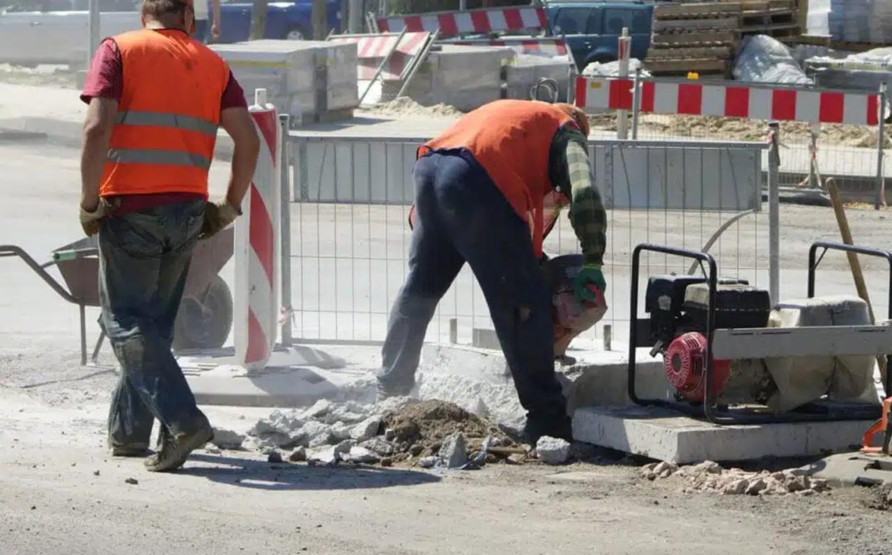 Улицу Шота Руставели в Ташкенте частично закроют до конца августа С 24 по 31 августа на улице Шота Руставели введут временное ограничение движения транспорта Об этом сообщила пресс служба хокимията Ташкента Ограничение коснется участка от пересечения с улицей Чупонота рядом с мемориалом Братские могилы до пересечения с улицей Мирабад около бывшей гостиницы Россия Это связано с реконструкцией улицы Водителям советуют заранее планировать маршрут и использовать объездные пути Telegram Facebook Instagram LinkedIn Сайт