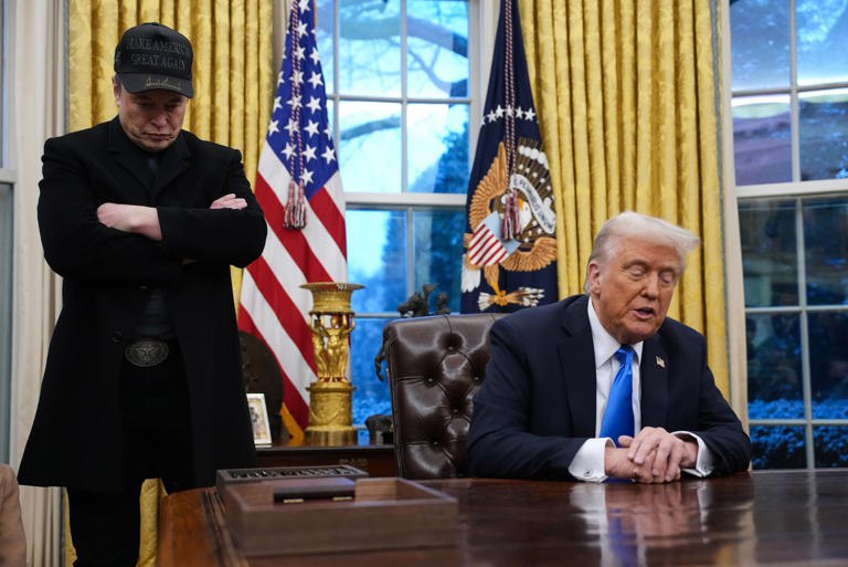 Илон Маск вновь обрушился с критикой на Дональда Трампа Законопроект Трампа о госрасходах приведет США к долговому рабству, считает Маск. «Этот законопроект увеличит потолок госдолга на $5 трлн, это самое большое увеличение в истории, которое направит Америку по кратчайшему пути к долговому рабству», — написал он в соцсети X. Это Борус