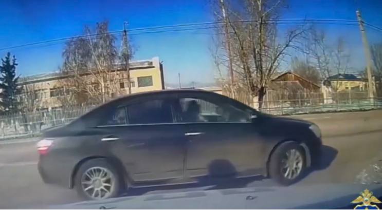 У матери с ребенком в Улан Удэ забрали машину В Иволгинском районе Бурятии автоинспекторы задержали злостную нарушительницу ПДД У 29 летней женщины не было прав а в машине находился малолетний ребенок без детского кресла Ранее женщина уже привлекалась за подобное нарушение а в ноябре 2025 года задерживалась за езду в пьяном виде Тогда судом ей был назначен штраф в размере 45 тысяч рублей Также установлено что автомобиль которым она управляла за прошлый год свыше 140 раз нарушил скоростной режим Не сделавшей должных выводов нарушительнице вновь выписали протокол за езду без прав и назначили штраф в размере 15 тысяч рублей Иномарку злостной нарушительницы вновь поместили на штрафстоянку Больше новостей на сайте Читайте нас в МАХ