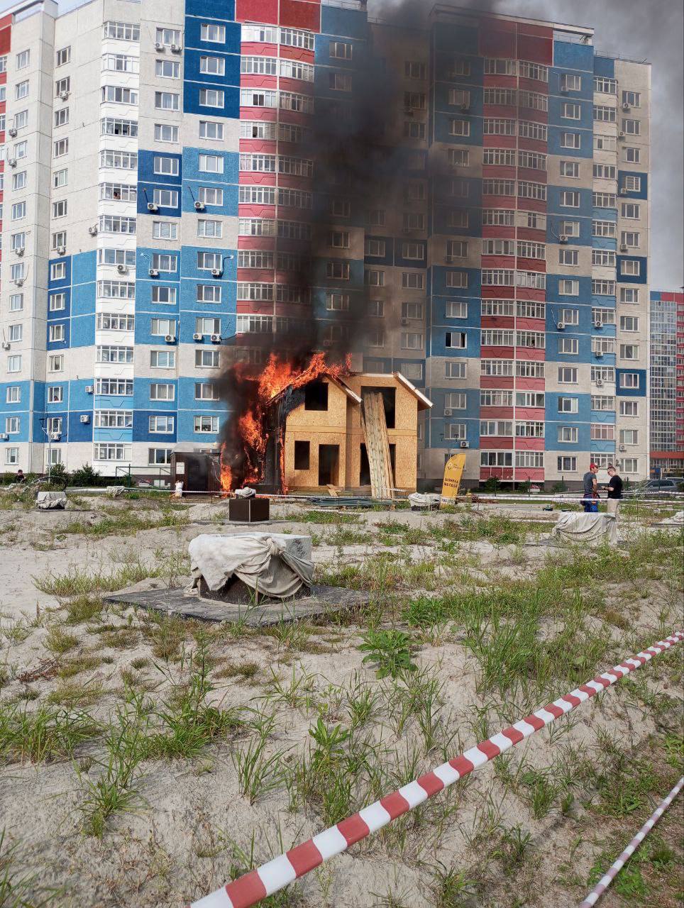 Сильный пожар в Ново-Патрушево  Подписчики сообщают о возгорании в экспоцентре «Свой Дом» — горит один из выставочных домов.    Слышны хлопки и взрывы. На месте работают сотрудники МЧС, подробности выясняются.