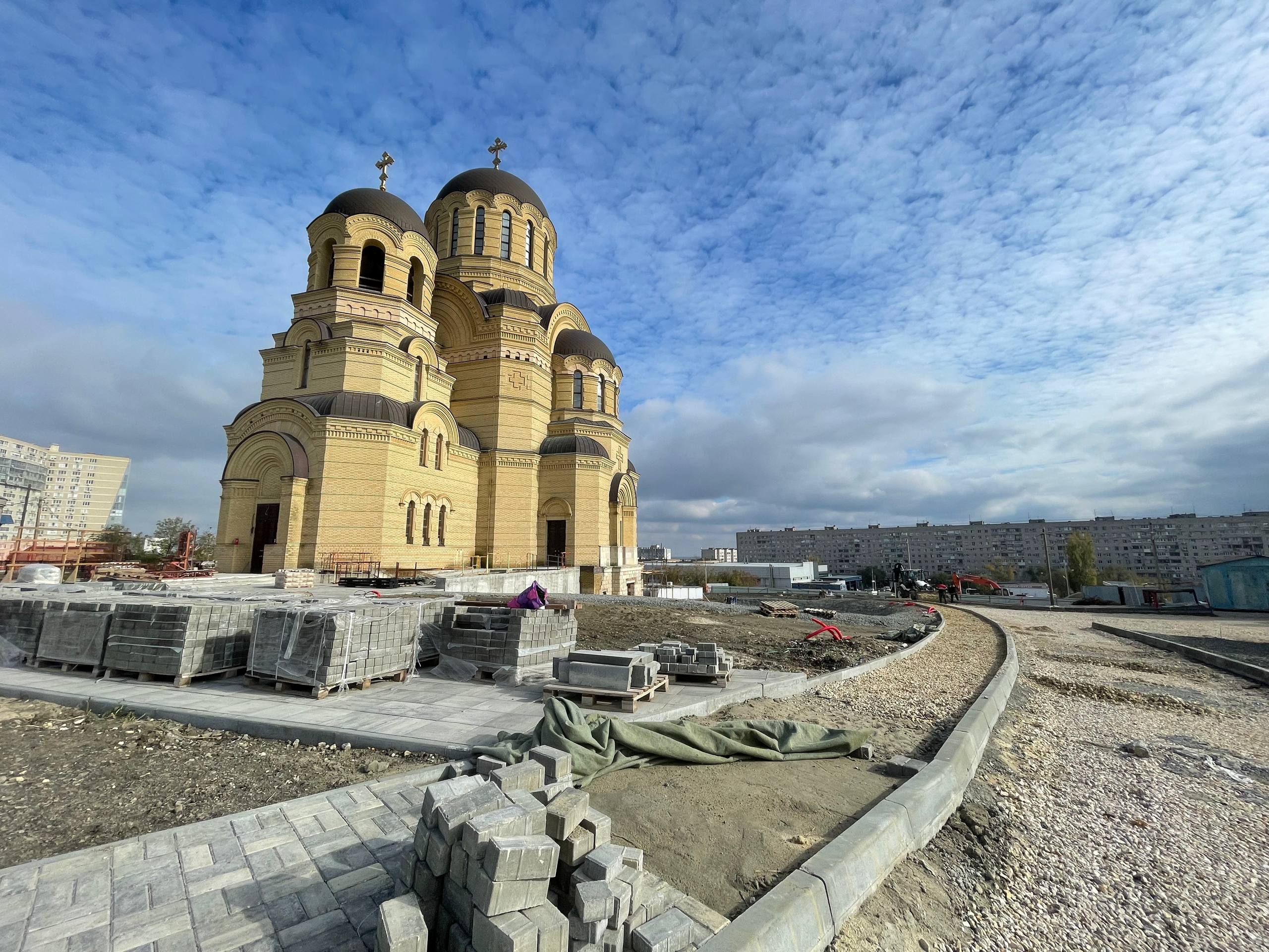 В Волгограде продолжается строительство Храма Иоанна Кронштадтского Храм Святого праведного Иоанна Кронштадтского возводится в Краснооктябрьском районе Волгограда Это один из крупнейших Храмов на территории нашего региона Сейчас на объекте продолжаются работы по обустройству внутренней части Храма монтируются инженерные системы внутри Храма уже уложен теплый пол С 1 сентября стартовали масштабные работы по росписи стен По поручение губернатора Волгоградской области Андрея Ивановича Бочарова на прилегающей к новому Храму территории ведется большая работа по благоустройству Перед главным входом уложена тротуарная плитка идет строительство новых пешеходные дорожек и подъездных путей обустраивается парковая территория Строительство Храма Иоанна Кронштадтского началось больше 20 лет назад в 2005 году но именно в последние годы здесь начались самые активные работы Помню как много лет назад мы устанавливали на новый Храм первые церковные колокола и купол Приходилось все время искать спонсоров и партнеров Тогда нам помогли промышленные предприятия региона предоставившие спецтехнику и большой кран Теперь благодаря поддержке руководства региона и лично губернатора Андрея Ивановича Бочарова работы по строительству важного для жителей города Храма идут без остановок и в полную силу volotskov