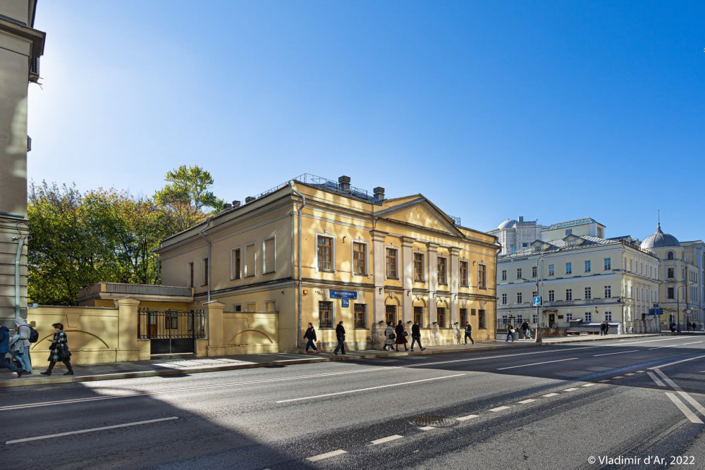 Подробности: ЛСР построит элитный ЖК рядом с Кремлем.  Питерский девелопер выкупил у застройщика "Кеско" двухэтажное здание между домом Волконского и домом Талызина на Воздвиженке, пишут "Ведомости". Девелопер мог заплатить за площадку 1,2 млрд руб. В прошлом году "Кеско" пыталась продать его за 2,4 млрд руб.  ЛСР на месте заброшенного здания 1896 года постройки и парковки может построить жилой дом на 3,3 тыс. кв. м, который вместит всего 10 квартир. Эксперты оценивают инвестиции в такой проект в 4 млрд руб.  Отметим, что девелоперы устремились на рынок премиального сегмента, т.к. он все еще живой и на нем есть хорошая активность, в отличие от комфорт-класса.