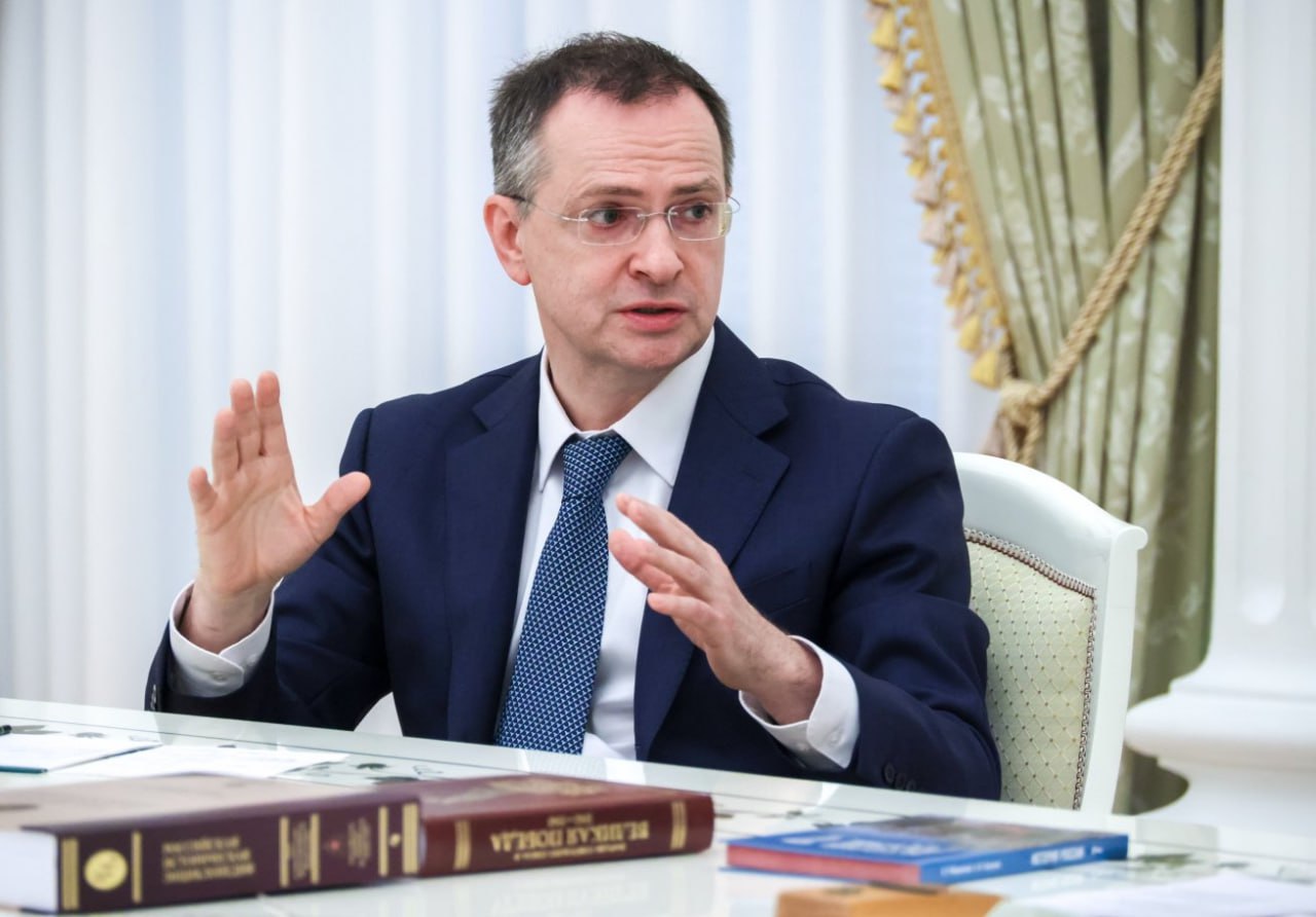 Владимир Мединский сообщил о готовности новых учебников по обществознанию Пособия предназначены для учеников с 9-й по 11-й классы, отметил помощник президента России. Он подчеркнул, что специалисты ведут редактирование и доработку изданий, сейчас главная задача заключается в том, чтобы материал был «понятен для школьников, актуален и современен». Подпишись на «Говорит Москва»