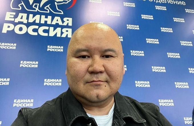 Ресторатор из полиции стал министром промышленности Бурятии Экс-депутат Народного Хурала Бурятии Денис Гармаев «Единая Россия» назначен министром промышленности, торговли и инвестиций республики, сообщило региональное правительство. Денис Гармаев родился в 1977 году. Окончил Восточно-Сибирский институт МВД РФ, работал в правоохранительных органах Иркутска и Улан-Удэ. Из полиции он ушёл в бизнес и занялся общественным питанием. По данным сервиса «Контур. Фокус», Гармаев был совладельцем ООО «Корпорация вкуса», ООО «Ирокс», ООО «Фудкор», ООО «Февраль», ООО «Верхнеудинск сити» и возглавлял общественную организацию содействии и поддержки индустрии услуг и сервиса «Байкальское гостеприимство». Гармаев известен в Улан-Удэ как владелец целого ряда заведений общепита: пиццерии «Пепино», ресторанов «Ереван», «Лондон» и «Сплетни» В 2017 году он стал лауреатом национальной премии «Гостеприимство». Дважды избирался в горсовет Улан-Удэ, в 2023-м прошёл в Народный Хурал Бурятии от «Единой России», с него сняли полномочия в конце апреля, перед назначением министром. Он числится заместителем секретаря реготделения «ЕР». Пост министра оставался вакантным с февраля, когда в отставку отправили Виктора Винокурцева. Подписаться Прислать новость Помочь бустами