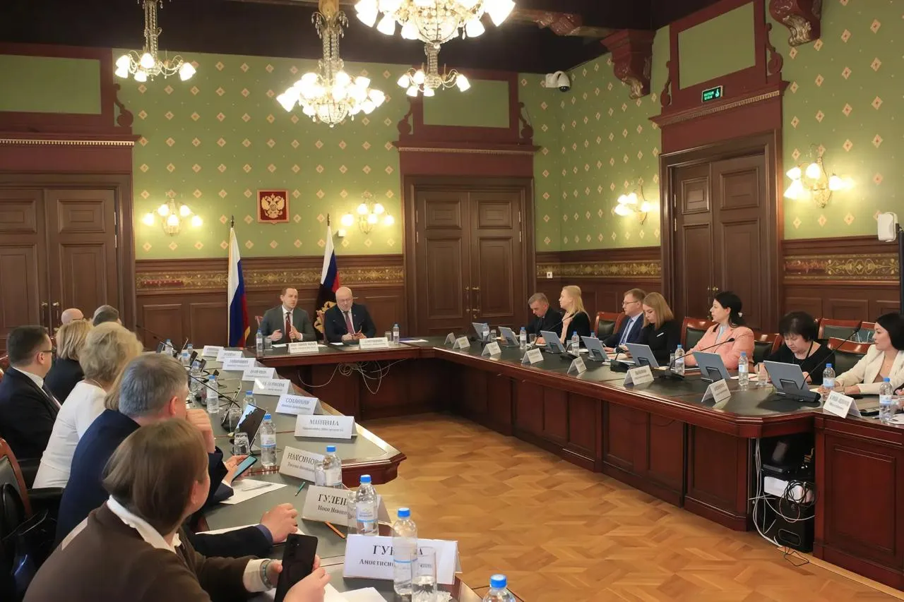 Общественный совет при Росреестре обсудил оптимизацию сервисов НСПД В Росреестре состоялось заседание Общественного совета при ведомстве ОС Участники обсудили вопросы расширения функционала сервиса НСПД по аналитике рынка недвижимости и законодательного регулирования предельных максимальных цен на кадастровые работы в регионах Руководитель Росреестра Олег Скуфинский обозначил ключевые задачи которые стоят перед ведомством В целях оперативного выполнения задач по повышению капитализации территорий страны и вовлечению в оборот земель для жилищного строительства поставленных руководством страны главным условием становится рост производительности труда Все вопросы связанные с внедрением в деятельность новых технологий в том числе с использованием ИИ должны решаться своевременно и эффективно а результаты быть надежными и безопасными для граждан и участников рынка недвижимости отметил руководитель ведомства Председатель ОС Александр Каньшин в свою очередь отметил важность работы Общественного совета на фоне изменений происходящих на рынке недвижимости В сфере коммерческой недвижимости происходят кардинальные изменения У потребителей появились новые запросы нужно учитывать совершенно другие условия сделок От Общественного совета это требует слаженной и результативной работы для которой у нас есть все ресурсы подчеркнул он О внедрении ИИ в систему обеспечения информационной безопасности ИБ Росреестра рассказал читать далее Изыскатель в MAX  ЧАТ Клуб Изыскатель в MAX