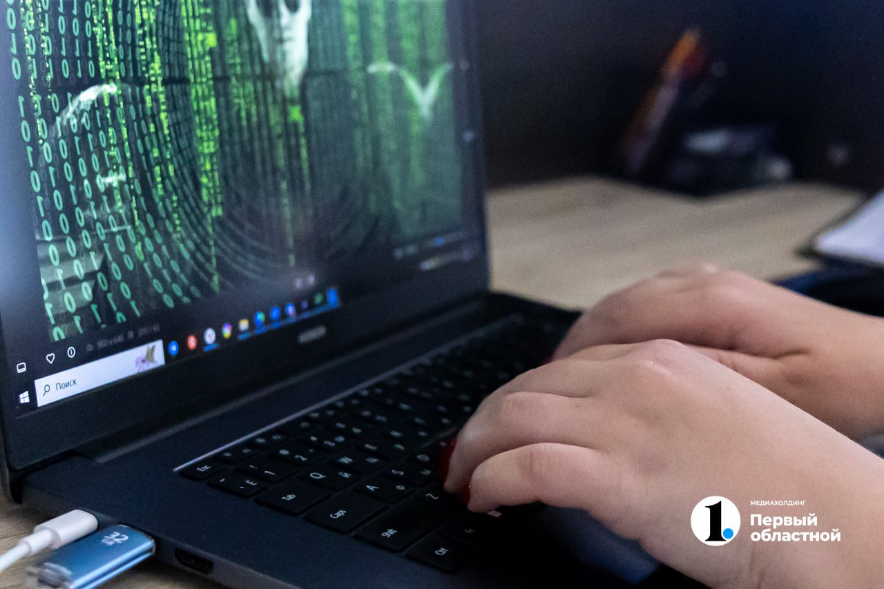 ‍  На Южном Урале в 6,5 раза вырос интерес к ИИ-компаньонам  Цифровые собеседники на основе искусственного интеллекта не просто отвечают на вопросы по заготовленному разработчиками скрипту, а поддерживают диалог, запоминают контекст прошлых разговоров и адаптируются под стиль общения. Чем больше взаимодействия, тем точнее компаньон подстраивается под человека.  Многим ИИ-помощники помогают справиться со стрессом и тревожностью. В среднем челябинские пользователи проводят в сервисах около 36 минут в месяц. Активнее всего в помощи и советах южноуральцы нуждаются в апреле, июне и июле.  В Челябинской области ИИ-компаньонами чаще всего пользуются люди в возрасте 36-45 лет  41% , за ними идут группы 46-55  22%  и 26-35 лет  15% . Женщины активнее вовлечены в общение с цифровыми собеседниками — доля составила 60%, и на них приходится 52% от всего времени, которые пользователи проводят с ИИ-ботами, сообщили аналитики Yota.