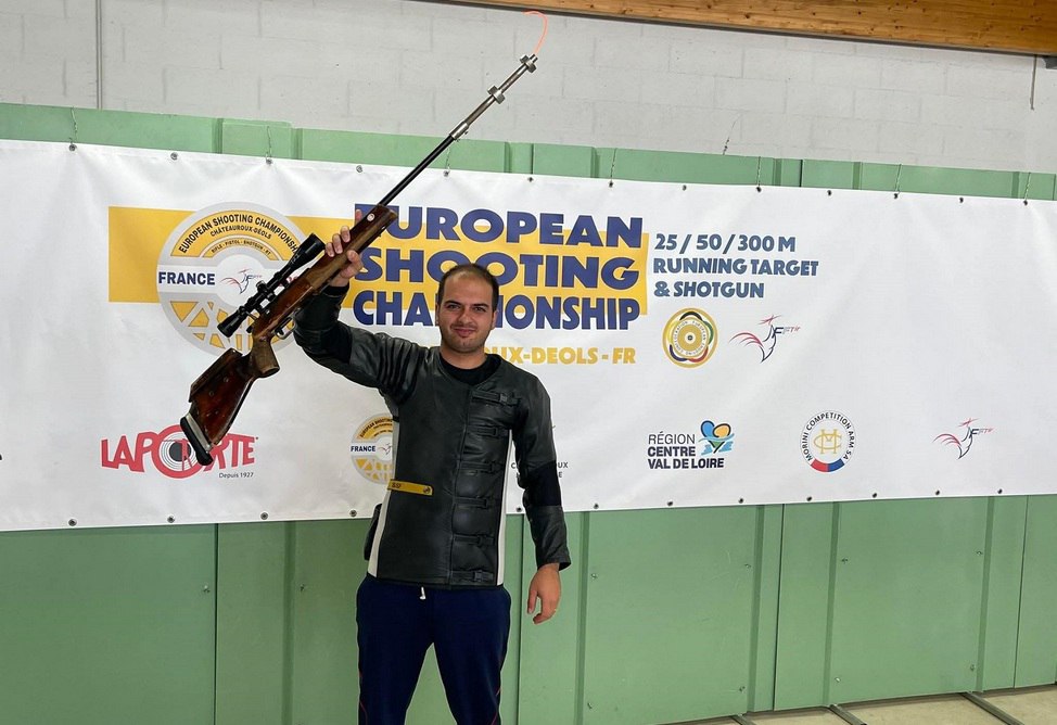 Стрелок из Армении Ованнес Маргарян установил новый мировой рекорд на чемпионате Европы Он также завоевал золотую медаль на ЧЕ по стрельбе по бегущей мишени с 50 метров В командном турнире мужская команда Армении завоевала бронзовые медали В первенстве среди женщин армянская сборная стала серебряным призером в этой же дисциплине В личном первенстве Лилит Мкртчян финишировала на третьем месте