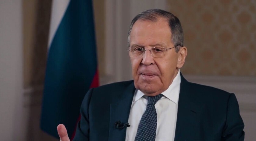 Лавров: Киев не может говорить о территориальной целостности, так как не представляет народ Киевский режим не представляет интересы населения, особенно Юго-Востока, поэтому не может говорить о принципе территориальной целостности. «Почему-то на Западе, когда вспоминают про Устав ООН, цитируют его строго избирательно, выдергивая, например, только территориальную целостность. При этом игнорируют право народов на самоопределение и обязательство соблюдать „права человека и основные свободы для всех, без различия расы, пола, языка и религии“, — сказал глава МИД РФ Сергей Лавров в интервью венгерской газете Magyar Nemzet. Скриншот видеосюжета в Телеграм-канале Такера Карлсона , VK и ОК и читайте новости на нашем сайте