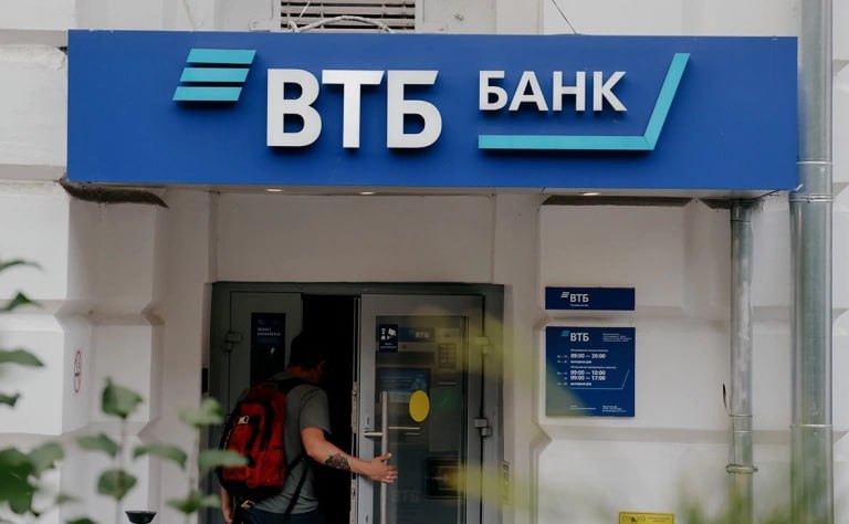 ВТБ улучшил прогноз по чистой прибыли на 2025 год Чистая прибыль ВТБ в этом году может приблизиться к ₽500 млрд руб., допустил первый зампред госбанка Дмитрий Пьянов. Ранее банк ждал ₽430 млрд. На руку ВТБ оказалось более быстрое снижение ключевой ставки, чем он рассчитывал По итогам 2025 года чистая прибыль группы ВТБ может составить около 500 млрд руб. вместо ранее запланированных 430 млрд руб., рассказал РБК в преддверии ПМЭФ первый зампред госбанка Дмитрий Пьянов. «При представлении полугодовых результатов группы, скорее всего, мы будем обновлять наш годовой таргет по чистой прибыли. Скорее всего, исторический рекорд в 551 млрд руб. мы не превзойдем, но, может быть, приблизимся к отметке 500 млрд руб.», — отметил топ-менеджер.
