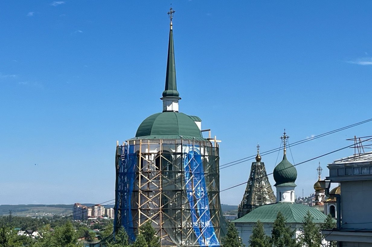 Самое старое каменное здание начали реставрировать в Иркутске   Зданию храма Спаса Нерукотворного Образа 315 лет. Сейчас специалисты восстанавливают фасад и монтируют водосточную систему на куполе. Работы завершат до конца года.     Вся Сибирь   Подписаться      #маршрутыСибири #Иркусткаяобласть