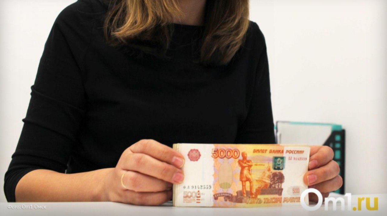 В Омской области с начала года сильнее всего подорожали морковь и яблоки Но не только они Так килограмм сливочного масла по данным АйМониторинга подорожал до 1010 рублей 23 90 руб в сравнении с 22 декабря полукопчёная колбаса до 657 рублей 12 81 руб а водка крепостью 40 градусов до 845 рублей 47 21 руб за литр Стограммовый брусок туалетного мыла обойдётся в среднем в 56 рублей 4 02 руб Серьёзный рост цен демонстрируют овощи и фрукты Стоимость килограмма моркови поднялась на 12 7 до 33 рублей яблок на 7 7 до 165 61 рублей а картофеля на 7 2 до 34 91 рублей При этом цены в Омской области ниже средних значений по Сибири и России Исключение как ни странно составляют коммунальные услуги и проезд на общественном транспорте Om1 Омск в MAX