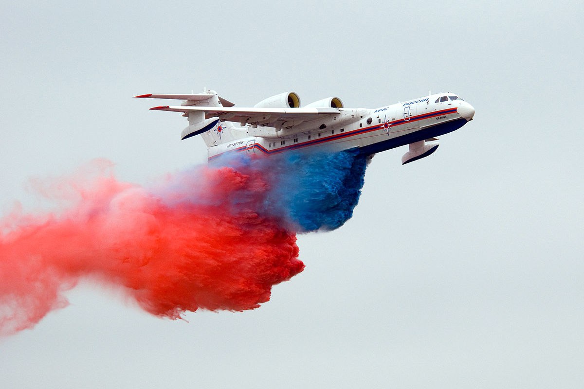 Бе 200 деукраинизируют А с А 50 всё сложно Самолет амфибия Бе 200 используемый для тушения пожаров начнет летные испытания в рамках ремоторизации с украинских двигателей Д 436 Мотор Сич на отечественные ПД 8 О таких планах рассказал генеральный конструктор и замгендиректора ОАК Сергей Коротков А вот самолетом дальнего радиолокационного обнаружения и управления А 50 всё чуть сложнее Ростех примет окончательное решение по их серийному выпуску после завершения текущих работ В феврале прошлого года глава госкорпорации Сергей Чемезов говорил что есть планы по восстановлению прежнего выпуска самолётов так как они нужны ВС РФ и очень хорошо идут на экспорт К сожалению в ходе СВО было потеряно или повреждено несколько А 50 и это тоже следует учитывать в планах на производство МашТех