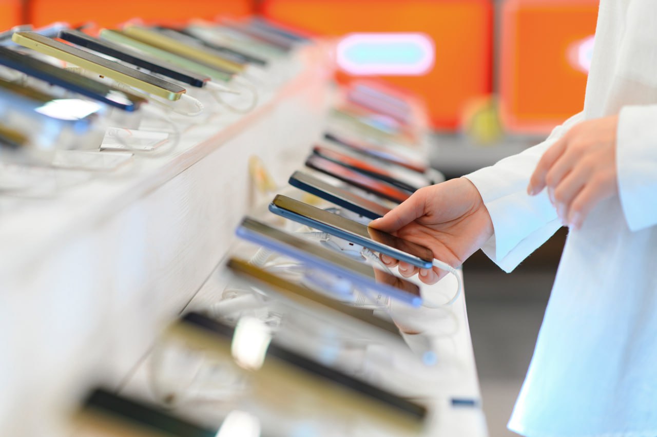 Упрощенный порядок ввоза в Россию электронных устройств продлен до конца 2026 года Упрощенный порядок касается процедуры получения нотификации специального документа на устройства которые поддерживают криптографические возможности или шифрование К ним относятся смартфоны планшеты ноутбуки компьютеры микросхемы рации Упрощенный порядок допускает оформление нотификации не только Центром по лицензированию сертификации и защите государственной тайны ФСБ России но и отраслевыми ассоциациями Также исключаются требования о предоставлении таможенным органам сведений о нотификации в отношении ввозимой в страну техники если устройства являются комплектующими для промышленного производства оборудования на территории России Решение позволит не допустить дефицита электронных устройств на внутреннем рынке на фоне внешнего санкционного давления Подписаться на Правительство России в MAX