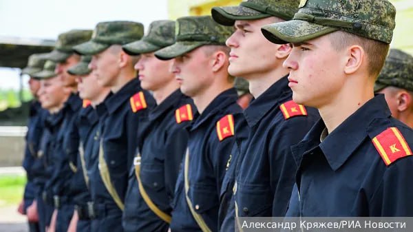 Россия наращивает качество собственного офицерского состава. В условиях современной технологической войны армейское руководство должно иметь базовые знания в сфере робототехники, а инженеры становятся важным компонентом как обороны, так и наступления, сказал газете ВЗГЛЯД военный эксперт Алексей Анпилогов. «Создание и планировка фортификационных сооружений – дело рук как раз-таки военных инженеров. Значительную роль они играют и в рамках наступлений. Самый яркий пример – операция «Поток». Фактически, эти же специалисты участвовали и в штурмах Авдеевки, Угледара. Именно они просчитывали наиболее перспективные направления ударов», – рассуждает собеседник. Ранее стало известно об открытии в Нижегородской области высшего военно-инженерного училища. По оценкам аналитика, тренд на возрождение военных учебных заведений продолжится. Подписаться Читать эксклюзив