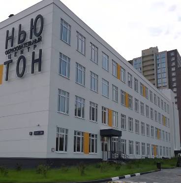 С 1 сентября в 20 м микрорайоне Челябинска откроют новую школу В новой школе будет работать собственный медиацентр студия звукозаписи центр детских инициатив библиотека с читальным залом Есть даже собственный технопарк ГравITация прокомментировал Алексей Текслер Не забыли о физической подготовке при новой школе будет действовать уличное спортивное ядро также оборудованы игровые и тренажерные залы Школа в 20 м микрорайоне стала одной их четырех которые отроют свои двери с началом нового учебного года Еще одна школа на 1100 ребят начнет работать в 34 м микрорайоне Челябинска На 300 учеников рассчитана школа построенная в Увельском муниципальном округе Также с 1 сентября начнет работать самая большая школа аналогов которой нет в Челябинской области Ее построили в Магнитогорске Общая площадь образовательного учреждения больше 25 тысяч квадратных метров Здесь будут учиться 1 224 ученика Губерния74