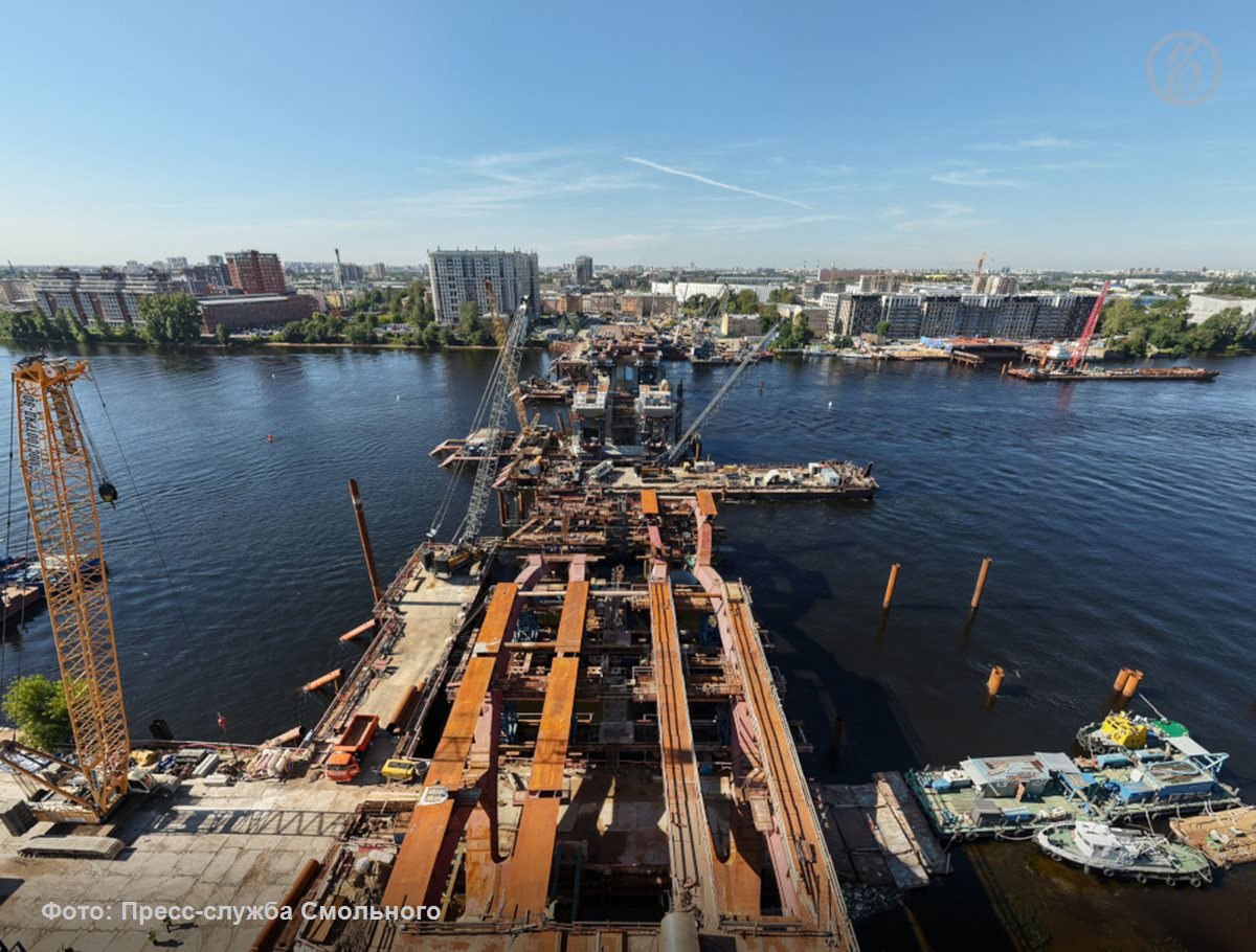 Движение по Большому Смоленскому мосту через Неву намерены запустить в 2027 году Запустить движение по вновь построенному Большому Смоленскому мосту через Неву намерены в 2027 году Об этом стало известно по итогам заседания постоянной комиссии по транспорту и развитию транспортной инфраструктуры Заксобрания Петербурга В настоящий момент первый этап строительства новой разводной автомобильной переправы в Невском районе готов на 42 а второй на 11 Общий объем финансирования проекта оценивается в 62 млрд рублей из которых 15 млрд руб составляют кредитные средства из федерального бюджета kommersant spb