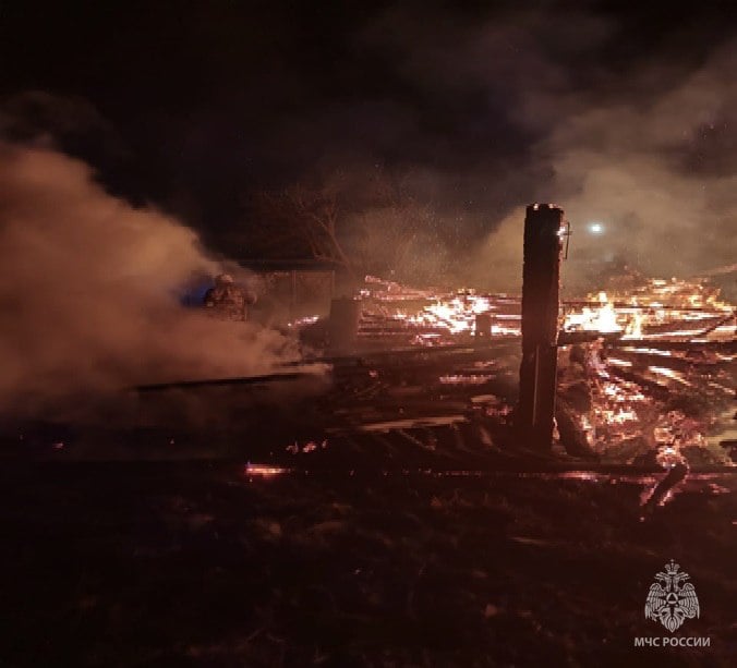 На пожаре в частном доме в одном из сел Татарстана погиб мужчина  В селе Варзи-Пельга Агрызского района загорелись бревенчатый дом, баня, дощатый сарай и неэксплуатируемый магазин. При разборе сгоревших конструкций пожарные обнаружили тело мужчины. Как сообщили в ГУ МЧС России по РТ, надворные постройки и магазин горели по всей площади. Развитию пожара способствовал сильный ветер и плотная деревянная застройка, была угроза распространения пожара на соседние дома.   Причиной трагедии стало нарушение правил эксплуатации электрооборудования   Подпишитесь: