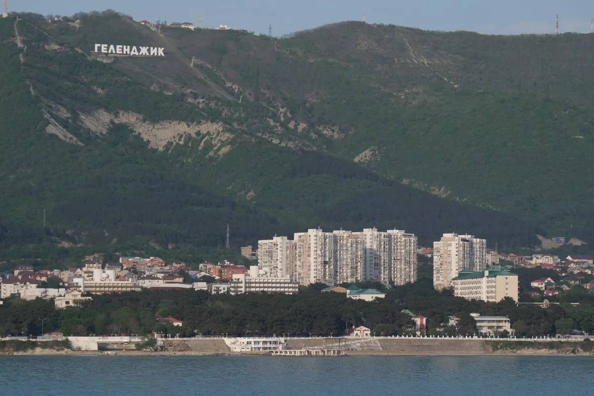 Геленджик получит более 1 млрд рублей на строительство очистных сооружений Правительство России выделит свыше 1 миллиарда рублей на строительство комплекса очистных сооружений в курортном Геленджике Об этом сообщил премьер министр Михаил Мишустин на заседании правительства Средства пойдут на повышение мощности инженерных систем которые обслуживают и жилой сектор и предприятия города Кубанские Новости Мы в MAX