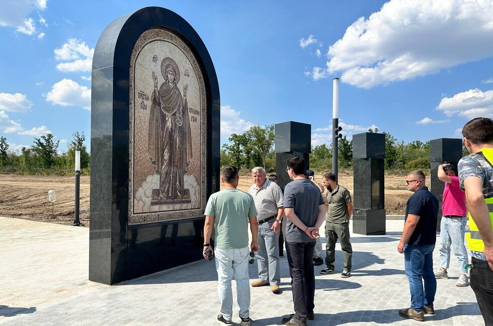Возведение мемориала о героях на «Донецком море» вышло на финальную стадию Основные конструктивные элементы уже сформированы, сейчас проводится доработка деталей комплекса, чтобы он приобрел завершенный вид. Выходим на финишную прямую, — отметил заместитель председателя Правительства ДНР Владимир Ежиков, посетивший стройку. Мемориальный комплекс планируют открыть к годовщине освобождения Донбасса в сентябре. Читать полностью #Защитники #всемемориалыднр Фото: Официальный Телеграм-канал заместителя председателя Правительства ДНР Владимира Ежикова Подписаться