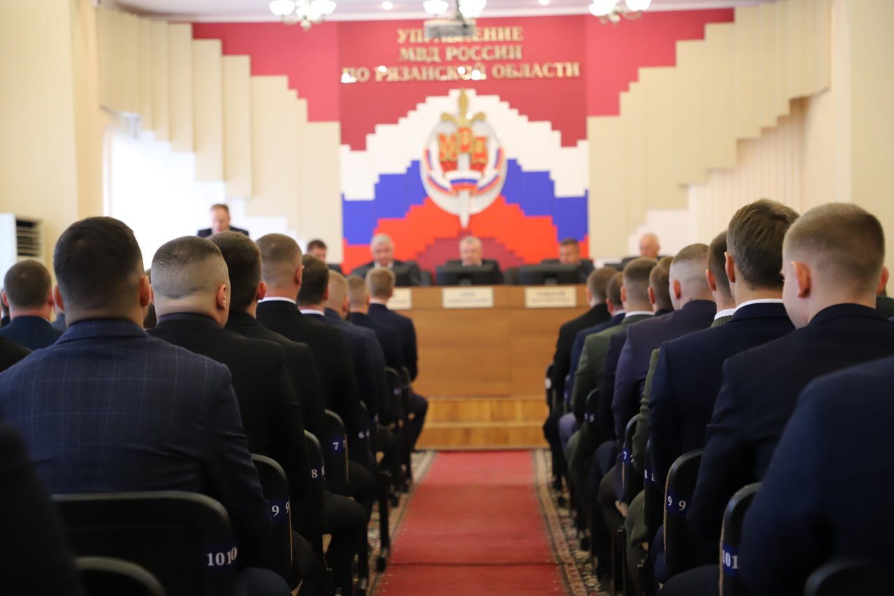 В Управлении МВД России по Рязанской области состоялось торжественное собрание посвященное 107 ой годовщине со дня образования службы уголовного розыска В преддверии Дня уголовного розыска который традиционно отмечается 5 октября начальник УМВД России по Рязанской области генерал майор полиции Владимир Алай поздравил сотрудников уголовного розыска и ветеранов с профессиональным праздником Владимир Алай поблагодарил оперативников за круглосуточную вахту на переднем крае борьбы с преступностью пожелал им крепкого здоровья и чтобы всегда их дома ждали с радостью Отдельные слова благодарности прозвучали в адрес ветеранов службы которые сегодня остаются в строю и делятся опытом с молодыми сотрудниками С теплыми словами благодарности и наилучшими пожеланиями к оперативникам также обратились председатель Общественной организации ветеранов органов внутренних дел Рязанской области полковник милиции в отставке Валерий Матвеенко заместитель начальника УМВД начальник полиции полковник полиции Александр Пиваев заместитель начальника полиции УМВД по оперативно розыскной работе полковник полиции Денис Грибанов начальник регионального Управления уголовного розыска полковник полиции Алексей Бирюков начальник Управления по работе с личным составом УМВД полковник полиции Константин Шицков   За достигнутые высокие показатели в оперативно служебной деятельности и вклад в развитие службы уголовного розыска отличившимся сотрудникам и ветеранам были вручены ведомственные награды и ценные подарки