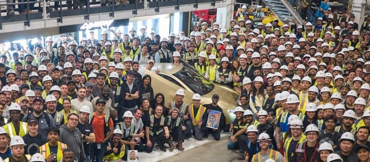 С конвейера Gigafactory Texas сошел первый серийный экземпляр Cybercab У электромобиля нет ни рулевого колеса ни педалей Он полностью зависит от программного обеспечения автономного вождения