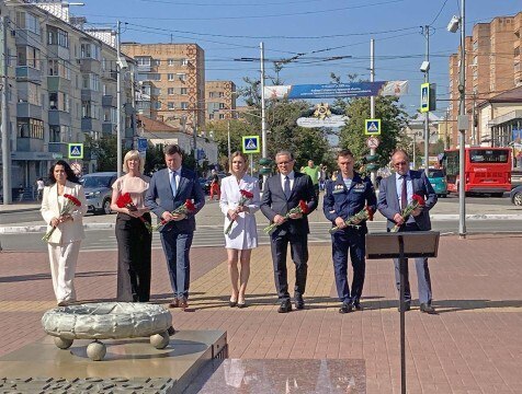 В День города калужане почтили память защитников Отечества В Калуге стартовали праздничные мероприятия посвященные Дню города Празднование началось с торжественной церемонии возложения цветов к Вечному огню на площади Победы http gtrk kaluga ru news obschestvo news 56847