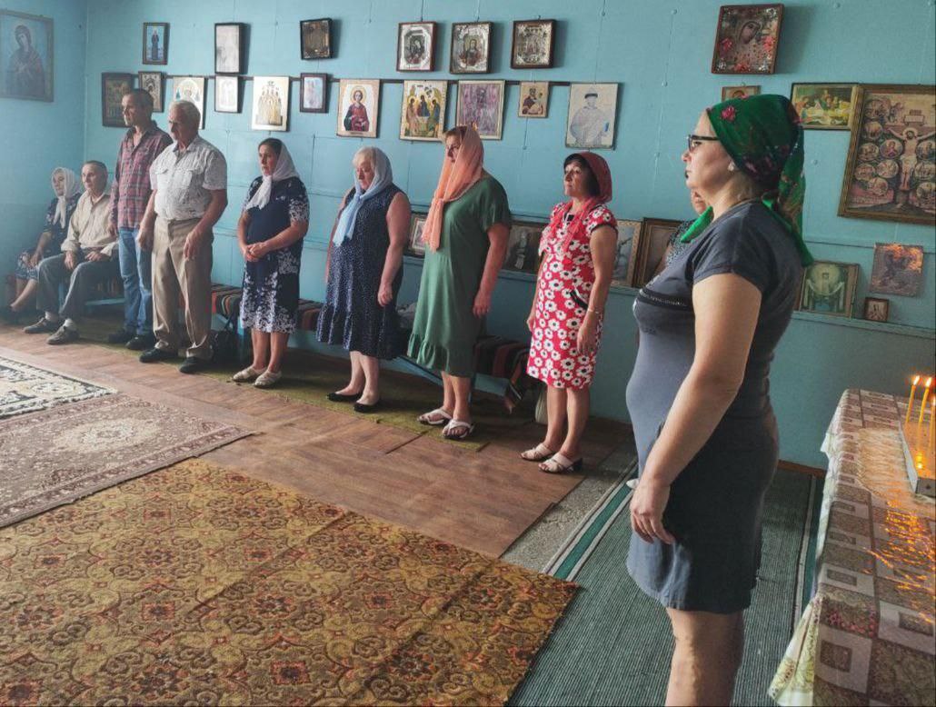 В селе Петропавловка состоялась Божественная Литургия, посвященная Дню святых апостолов Петра и Павла В День памяти святых первоверховных апостолов Петра и Павла батюшка Николай из Любимовки совершил Божественную литургию в селе Петропавловка. Прихожане обращались к Святым с молитвами, просили о защите и покровительстве. Также было совершено славление святым первоверховным Петру и Павлу. По окончании богослужения отец Николай поздравил всех с праздником и отметил, что Петр и Павел стали символами служения Церкви и высоких идеалов Православия. «Будем и мы в меру наших сил проповедовать истину Христову, а главное, жить по Евангелию в мире и согласии, служа для окружающих примером благочестия и любви к Богу».