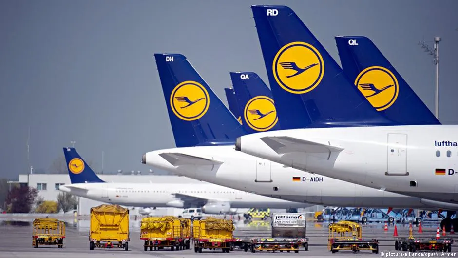 Бортпроводники Lufthansa объявили забастовку на 10 апреля К однодневной забастовке в пятницу сотрудников главной немецкой авиакомпании и ее дочерней Cityline призвал профсоюз бортпроводников UFO В этот день с 00 01 до 22 00 все вылеты Lufthansa из Франкфурта на Майне и Мюнхена будут затронуты забастовкой уточнили в профсоюзе В тот же период приостановят работу бортпроводники Cityline в девяти немецких аэропортах Франкфурта Мюнхена Гамбурга Бремена Штутгарта Кельна Дюссельдорфа Берлина и Ганновера В этих узловых воздушных гаванях Германии многим пассажирам грозят отмены рейсов dwglavnoe