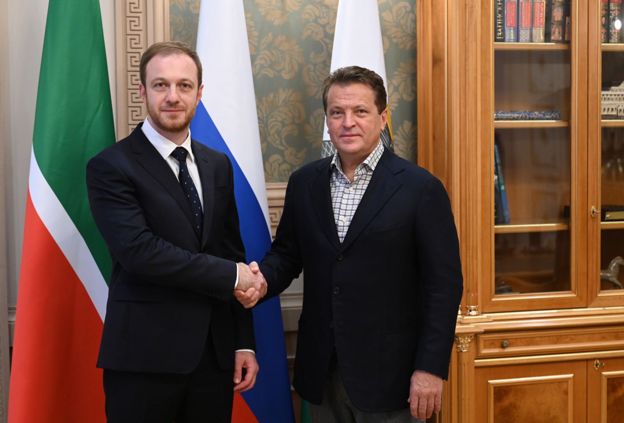 Ресторатор из Санкт Петербурга возглавил Комитет по развитию туризма Казани Александра Шавлиашвили пришел на смену Дарьи Санниковой которая стала советником мэра по работе в Ассоциации городов и муниципалитетов стран БРИКС Нового руководителя Комитета по развитию туризма Казани назначил мэр города Ильсур Метшин В рамках конкурсного отбора Шавлиашвили представил проект по трансформации Казанского зооботсада с строительством новых оранжерей Ранее он участвовал в конкурсе на пост председателя Комитета по делам детей и молодежи и предложил ряд идей по увеличению турпотока до 6 млн человек к 2030 году Профессиональную карьеру Александр Шавлиашвили начал в 2005 году с позиции бармена официанта далее занимал управленческие должности в ресторанной сфере С 2016 по 2020 год работал на международных мероприятиях включая FIFA 2018 UEFA EURO 2020 и UEFA Champions League Final 2022 С 2018 года является учредителем и управляющим партнером группы компаний АГНА KazanFirst в бот