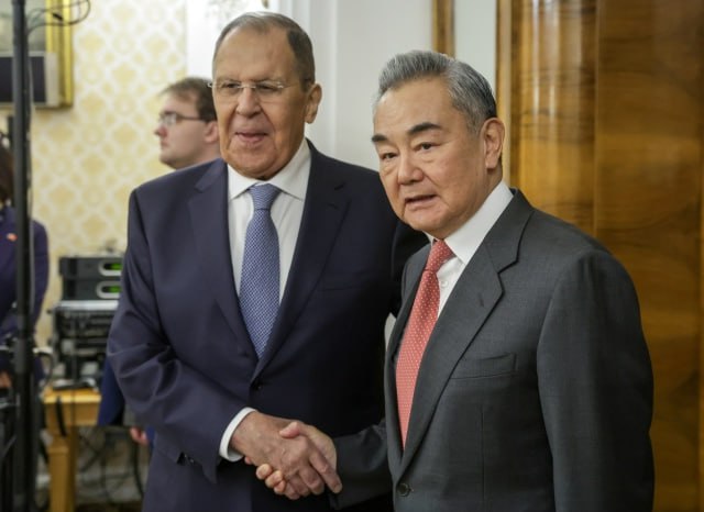 Главы МИД РФ и КНР провели переговоры в Москве Сергей Лавров в ходе встречи с Ван И рассказал что российские министерства и ведомства ведут активную работу по реализации договоренностей достигнутых президентом России Владимиром Путиным и председателем КНР Си Цзиньпином касательно взаимодействия в экономике инвестициях культуре и других сферах Наша с вами задача конечно же прежде всего обеспечивать тесную координацию по вопросам международной политики включая задачи стратегической стабильности надежного обеспечения безопасности РФ и КНР и наших совместных действий в международных структурах подчеркнул российский министр и предложил коллеге детально обсудить указанные вопросы Глава МИД КНР в свою очередь проинформировал Сергея Лаврова о прошедших сегодня российско китайских консультациях и углубленном диалоге по стратегической безопасности с секретарем Совбеза РФ Сергеем Шойгу Ван И отметил что российско китайские отношения под стратегическим руководством двух лидеров вопреки нестабильности международной ситуации демонстрируют высокий уровень развития Он напомнил что главы государств договорились вместе отстаивать итоги Второй мировой войны противостоять попыткам исказить историю и защищать международную справедливость Китайский дипломат высоко оценил отмену виз между РФ и Китаем и выразил уверенность что этот шаг послужит толчком для дальнейшего развития контактов В завершение беседы Ван И подтвердил готовность КНР вместе с российскими партнерами неукоснительно реализовывать все намеченные планы поддерживать друг друга и продвигать взаимовыгодное сотрудничество на благо народов и в целях формирования более справедливого миропорядка Китайская Панорама